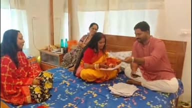 ইটাহার: সরকারি নির্দেশ! নিজের বিয়ের বৌভাতের অনুষ্ঠানের দিনেও নববধূকে পাশে বসিয়ে ইনিউমারেশন ফ্রম ডিজিটাইজে ব্যস্ত চাঁভোটের সৌমদীপ