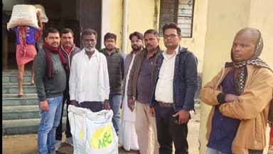 हुसैनगंज: हुसैनगंज प्रखंड मुख्यालय के ई किसान भवन में बीज लेने के लिए उमड़ी किसानों की भीड़