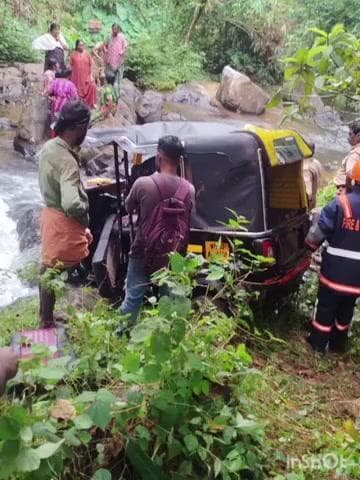 കോന്നി: കോന്നി തൂമ്പാക്കുളത്ത് സ്കൂൾ കുട്ടികളുമായി പോയ ഓട്ടോറിക്ഷ തോട്ടിലേക്ക് മറിഞ്ഞ് ഒരു വിദ്യാർഥിനി മരിച്ചു