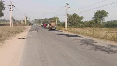 रेवदर: रेवदर के मंडार-मोरवाड़ा मार्ग पर पैच वर्क का कार्य शुरू, क्षतिग्रस्त सड़क को लेकर ग्रामीणों ने दिया था धरना