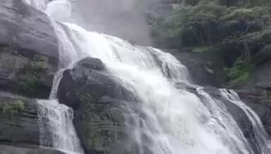 தென்காசி: பிரதான அருவியில் ஆறாவது நாளாக தண்ணீர் குறையாமல் கொட்டி வருவதால் குளிக்க தடை நீடிப்பு