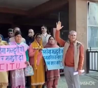 सरकाघाट: CITU ने सरकाघाट में श्रम कोड को वापस लेने के लिए किया प्रदर्शन