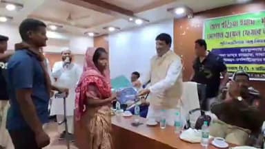 মুর্শিদাবাদ জিয়াগঞ্জ: জিয়াগঞ্জে মানবিক উদ্যোগ—অসহায় ৩০০ মানুষের হাতে বস্ত্র বিতরণ করল ইমাম মুয়াজ্জেন সংগঠন