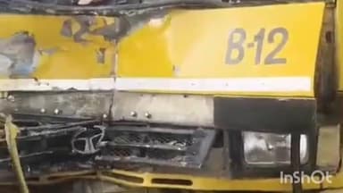 सोरांव: मऊआइमा इलाके के सरपताही नहर समीप ट्रक ने स्कूली बस में मारी टक्कर, आधा दर्जन बच्चे हुए घायल