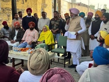 ਮਲੇਰਕੋਟਲਾ: ਹਲਕਾ ਦਿੜ੍ਹਬਾ ਦੀਆਂ ਪੰਚਾਇਤਾਂ ਨੂੰ ਹਰਪਾਲ ਸਿੰਘ ਚੀਮਾ ਕੈਬਨਟ ਮੰਤਰੀ ਤੇ ਸੂਬੇ ਦੇ ਮੁੱਖ ਮੰਤਰੀ ਦੀ ਮਾਤਾ ਵੱਲੋਂ ਕਰੋੜਾਂ ਦੇ ਚੈੱਕ ਵੰਡੇ।