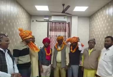 नगर: नगर पालिका परिसर में सुभाष चौहान को सफाई निरीक्षक और सुरेशचंद शर्मा को सहायक अभियंता के पद पर किया गया सम्मान