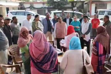 मनगवां: कमिश्नर ने रीवा और मनगवां में मतदान केंद्रों का निरीक्षण किया