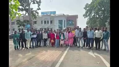 राजिम: गरियाबंद जिले में कंप्यूटर ऑपरेटर की हड़ताल खत्म, युवा फिर सड़क पर, धान खरीदी तक सेवाएं जारी रखने की मांग