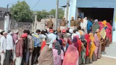 पीपलू: झिराना में यूरिया उर्वरक लेने किसानों की भीड़, थाना अधिकारी ने पहुंचकर सुचारू रूप से करवाया वितरण