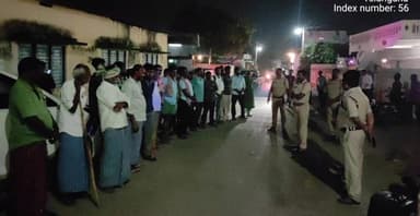 మునగాల: ఎన్నికల సమయంలో గొడవలు సృష్టిస్తే కేసులే: బరాకత్ గూడెంలో ఎస్సై ప్రవీణ్ కుమార్ హెచ్చరిక