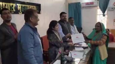 मुहम्मदाबाद: गाजीपुर में SIR-2026 के टॉप 20 बीएलओ को एसडीएम हर्षिता तिवारी ने प्रशस्ति पत्र देकर किया सम्मानित