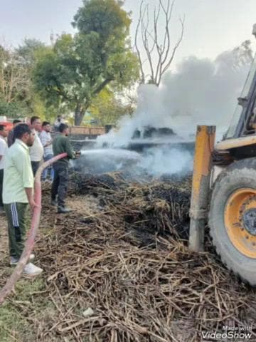 उच्चैन: उच्चैन में अज्ञात कारणों से लगी आग, कई बीघा कड़वी जलकर हुई राख