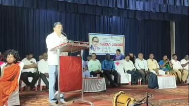 ಕುಂದಗೋಳ: ಕುಂದಗೋಳ ಪಟ್ಟಣದ ಸವಾಯಿ ಗಂಧರ್ವರ ಸ್ಮಾರಕ ಭವನದಲ್ಲಿ ಸಮಾಜ ಕಲ್ಯಾಣ ಇಲಾಖೆ ವತಿಯಿಂದ ನಡೆದ ಸಂವಿಧಾನ ದಿನಾಚರಣೆ ಕಾರ್ಯಕ್ರಮ