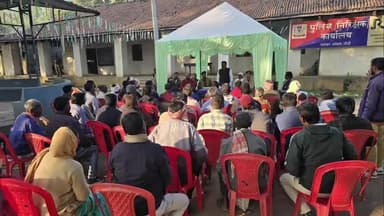 मांडर: मांडर थाना परिसर में पूर्व मंत्री बंधु तिर्की ने ग्राम प्रधानों व चौकीदारों के साथ की बैठक