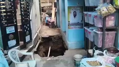உசிலம்பட்டி: உசிலம்பட்டி அக்ரஹாரம் குடியிருப்பு பகுதியில் திடீரென ஏற்பட்ட பள்ளத்தால் மக்கள் அதிர்ச்சி
