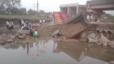 पुर्णा: माटेगाव पुलावरून उसाने भरलेला ट्रॅक्टर ट्रॉलीसह नदीपात्रात कोसळले ; सुदेवाने जीवितहानी नाही