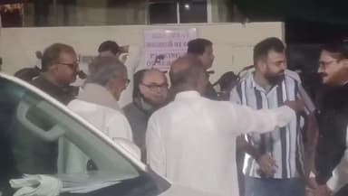 पचोर: पूर्व सीएम दिग्विजय सिंह पचोर के कांग्रेस नेता नंदलाल नागर के परिजनों से इंदौर अस्पताल में मिले