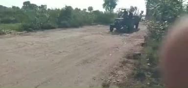 ચુડા: ચુડા ના છત્રીયાળા રેલ્વે સ્ટેશન થી તેમજ રાણપુર તરફ જતા નવા બનેલા રસ્તે સળિયા દેખાયા અકસ્માતનું જોખમ વધ્યું #jansamasya