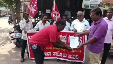 ಅಂಕೋಲ: ನೂತನ ಕಾರ್ಮಿಕ ಸಂಹಿತೆಯ ಗೆಜೆಟ್ ಪ್ರತಿ ಸುಟ್ಟು ಪಟ್ಟಣದಲ್ಲಿ ಪ್ರತಿಭಟನೆ