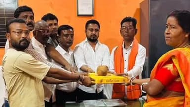 पखांजूर: मितानीन दिवस के अवसर पर नगर पंचायत पखांजूर द्वारा क्षेत्र के मितानिनों को श्रीफल भेंट कर सम्मानित किया गया