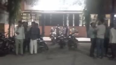 खिरकिया: चारुवा रोड पर दो बाइक की टक्कर में एक की मौत, दो घायल