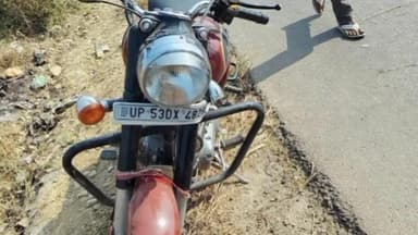 गोला: भर्रोह में ट्रेलर ने कार और बाइक को मारी टक्कर, चालक घायल