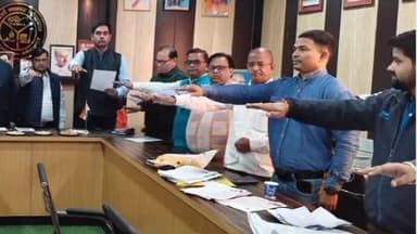 गोला: नगर पंचायत बड़हलगंज के विश्वनाथ उमर सभागार में संविधान दिवस पर लिया लोकतंत्र की रक्षा का शपथ