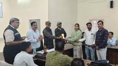 घरघोड़ा: विशेष गहन पुनरीक्षण में उत्कृष्ट प्रदर्शन के लिए घरघोड़ा के बीएलओ को किया गया सम्मानित