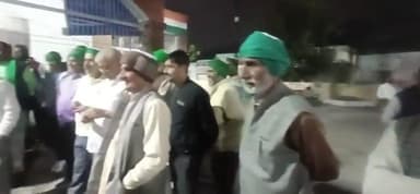 यूपी – मेरठ DM दफ्तर परिसर में सपेरों ने अफसरों को जगाने के लिए बीन बजाई !!
किसानों ने आज भाकियू के नेतृत्व में कई समस्य...