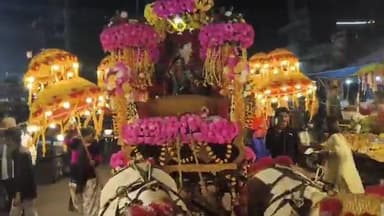 प्रयागराज - दूल्हे की जगह दुल्हन बारात लेकर पहुंची,
दूल्हे के घर बारात बग्घी पर सवार होकर बारात लेकर पहुंची दुल्हन,
...