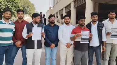 #विश्वविद्यालय के VC ऑफिस में एक छात्र संगठन के पोस्टर विमोचन को लेकर छात्रों में उबाल,डीएम को सौपा ज्ञापन, निष्पक्ष जां...