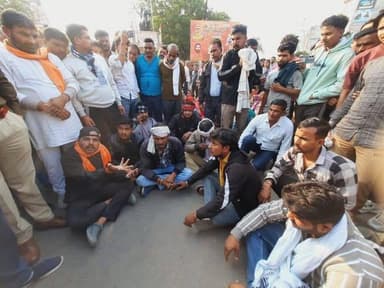 भिण्ड: रौन थाना क्षेत्र में कल रात गोली लगने से एक युवक की मौत हो गई आरोपियों को पकड़ने के लिये बुधवार को फरियादी पक्ष ने...