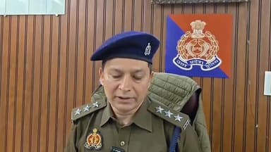 #वृंदावन सुनरख रोड स्थित सरकारी शराब ठेके पर हिंदू रक्षा दल के कथित पदाधिकारी दक्ष चौधरी और उनके समर्थकों ने पहुंचकर शट...