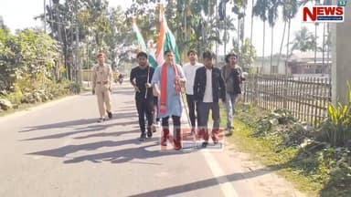 ১৫ কিলোমিটাৰ খোজকাঢ়ি সংবিধান যাত্ৰা।
অধিবক্তা তথা কংগ্ৰেছ মুখপাত্ৰ আমান ৱাদুদৰ নেতৃত্বত নৱগঠিত ছমৰীয়া সমষ্টিৰ গৰৈমাৰী টা...