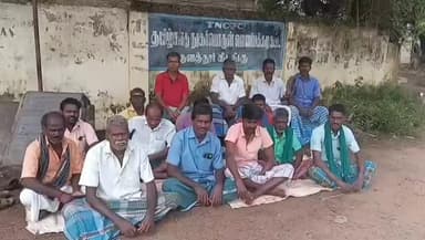 குளத்தூர்: TNCSC கிடோன் வாசலில் சுமை தூக்குவோரின் மாநில பாதுகாப்பு சங்கம் சார்பாக ஆர்ப்பாட்டம் குளத்தூர் உள்ளிட்ட பல்வேறு இடங்களில் நடந்தது