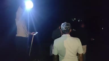 ଜଳେଶ୍ବର: ପ୍ରଶାସନ ଓ ପୋଲିସ ଜଲେଶ୍ୱର ତହସିଲ୍ ଅଧୀନ ଚାଲନ୍ତି ଠାରେ ଅବୈଧ ବାଲି ଉତ୍ଥାନ ଓ ପରିବହନ ବିରୋଧରେ ଏକ ଅକସ୍ମାତ୍ ଚଢ଼ଉ