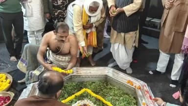 गया टाउन सीडी ब्लॉक: गया के विष्णुपद मंदिर परिसर में श्रीराम विवाह महोत्सव के बाद भंडारे का आयोजन, नगर विधायक डॉ. प्रेम कुमार शामिल हुए