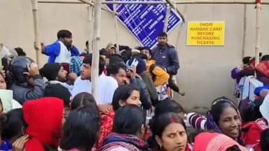 नगड़ी: जेएससीए स्टेडियम के टिकट काउंटर पर टिकट खत्म होने के बाद भी उमड़ी लोगों की भीड़