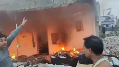 हसनगंज: उन्नाव के कस्बा हसनगंज में एक घर में गैस सिलेंडर और गीजर से हुआ जोरदार ब्लास्ट, लाखों का सामान जलकर हुआ राख