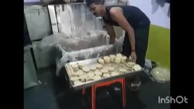 एकंगरसराय: एकंगरसराय चौराहा पर बिंदु गुप्ता का तिलकुट भंडार चर्चा में, ठंड में खरीदारी के लिए जुटे लोग