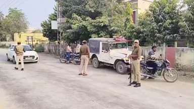 बेगुं: बेगू पुलिस ने न्यायालय परिसर के बाहर संदिग्ध वाहनों की नाकाबंदी कर तलाशी ली