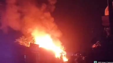 ডেবরা: মধ্যরাতে পশং এলাকার একাধিক দোকানে আগুন,সকাল উঠে এলো কঙ্কালসার ছবি