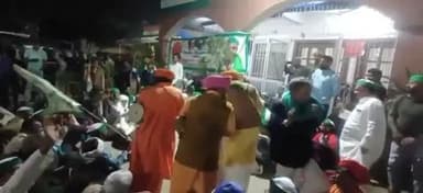 #यूपी – मेरठ DM दफ्तर परिसर में सपेरों ने अफसरों को जगाने के लिए बीन बजाई !!