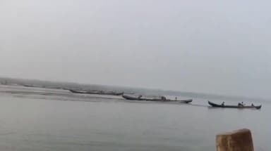 బలుసుతిప్పలో వేట హద్దుల కోసం పడవల పోటీలు