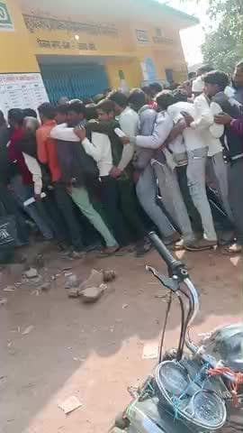 gram katera mein khaat na mere per sacchi mein Apne logon ko hi khad bant raha hai aur kisi ko Kisan Ko nahin de raha