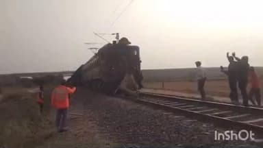 पोकरण: रामदेवरा से 3 KM पहले फलोदी मार्ग पर मालगाड़ी की चपेट में आने से ऊंट की मौत, 30 मिनट तक ट्रैक पर खड़ी रही मालगाड़ी