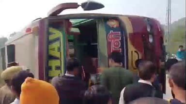 बुहाना: भैरू घाटी पर चढ़ते समय हादसा, डिवाइडर से टकराकर निजी बस पलटी, सवारियों में मची चीख-पुकार