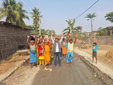 कुरसाकांटा: कुर्साकांटा-गरैया प्रधानमंत्री ग्रामीण सड़क जर्जर, ग्रामीणों ने प्रदर्शन कर मरम्मती की मांग की