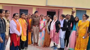 बैरगनियां: बैरगनिया में विवाह मुक्त भारत अभियान के तहत छात्राओं को किया गया जागरूक