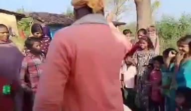 सतबरवा: ठेमी गांव में सामाजिक कार्यकर्ता निर्दोष कुमार उर्फ बाबा ने दर्जनों गरीबों को गर्म वस्त्र वितरित किए